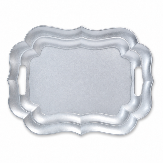 Bandeja rectangular plateada con asas, fotografía profesional sobre fondo blanco
