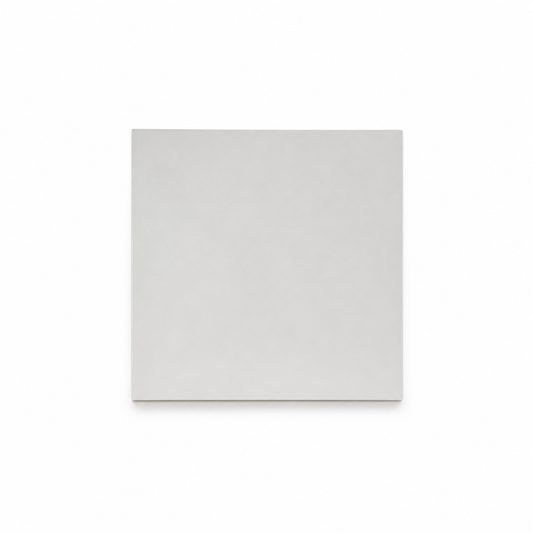 Base cuadrada MDF blanca de 15 cm, fotografía profesional sobre fondo blanco