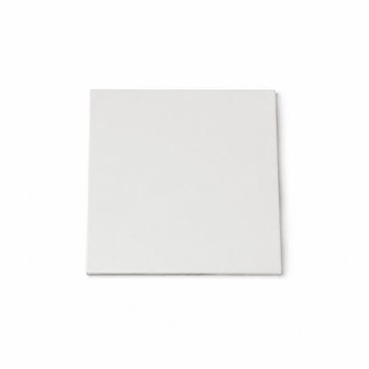 Base cuadrada MDF blanca de 20 cm, fotografía profesional sobre fondo blanco