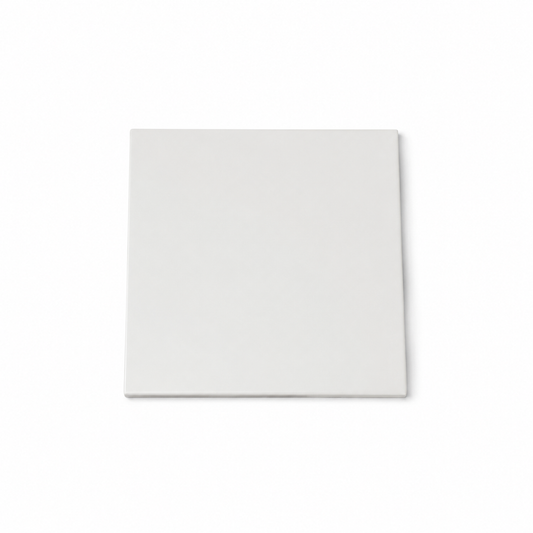 Base cuadrada MDF blanca de 20 cm, fotografía profesional sobre fondo blanco