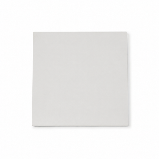 Base cuadrada MDF blanca de 30 cm, fotografía profesional sobre fondo blanco
